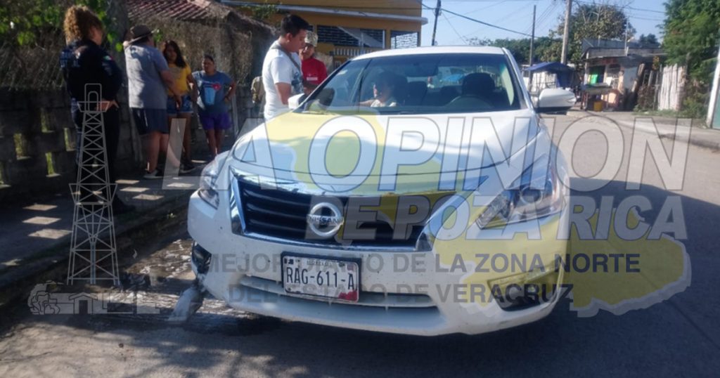 En Tecolutla, motociclista se impacta con un Altima