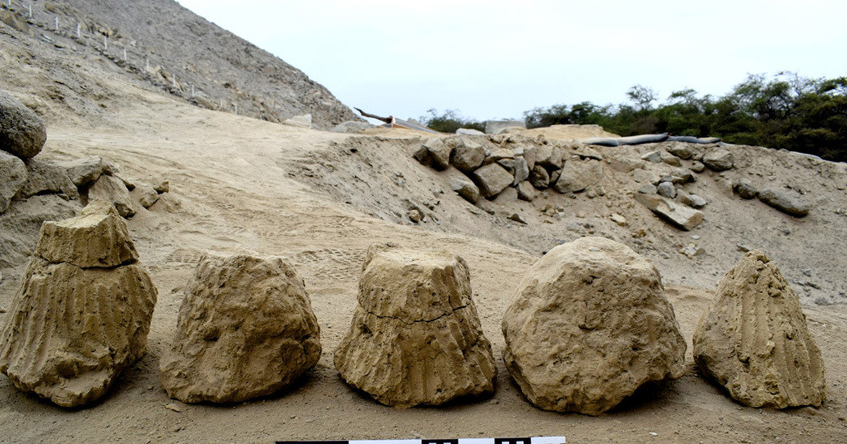 Encuentran en Perú cuatro adobes cónicos de 4.000 años de antigüedad