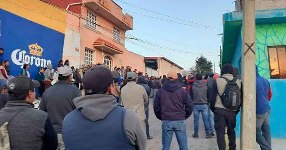 Peroteños "cazan" a presunto secuestrador; se postran a la entrada de su casa