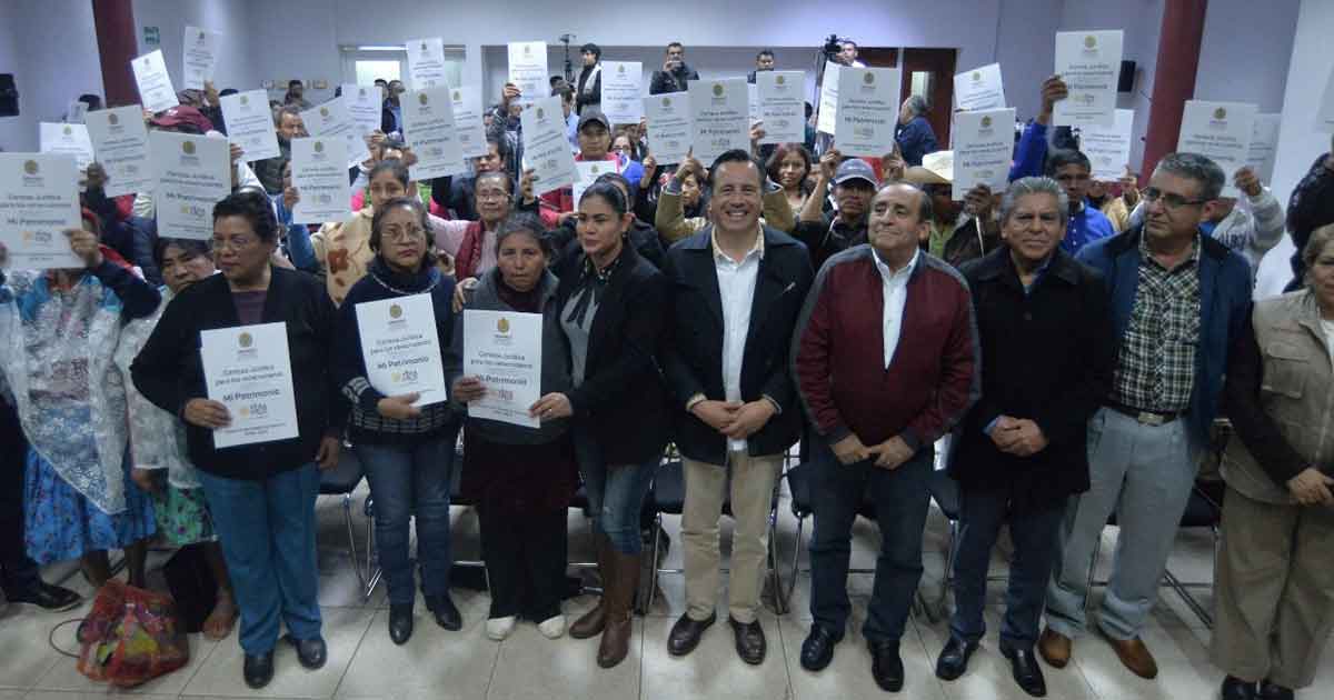 Gobernador Cuitláhuac García regulariza patrimonio de familias con entrega de escrituras legítimas