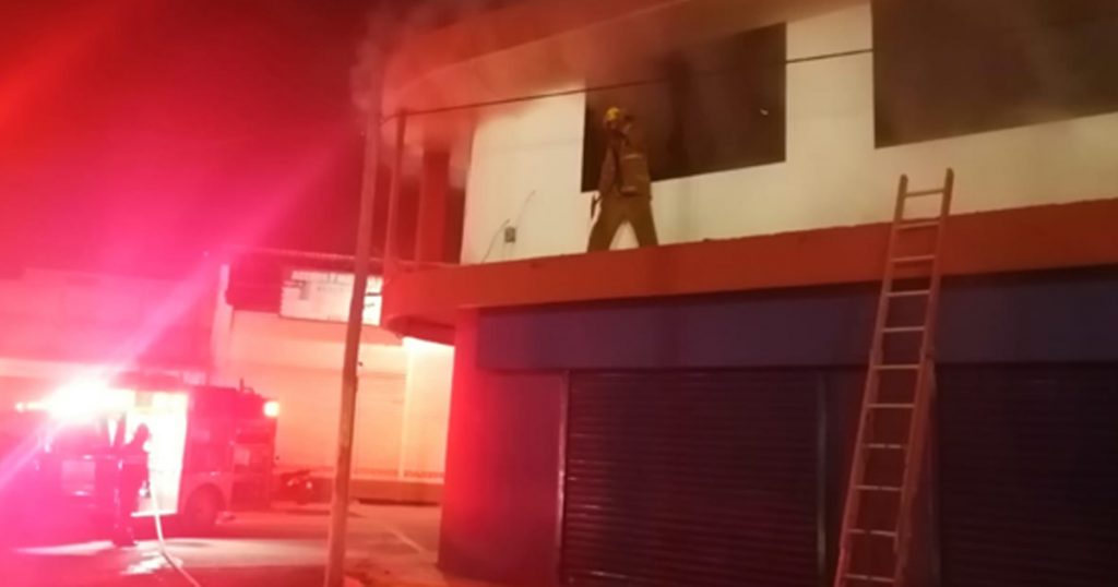 Incendio arrasó con el interior de una vivienda en la colonia Unidad y Trabajo