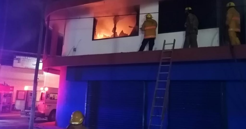 Incendio arrasó con el interior de una vivienda en la colonia Unidad y Trabajo