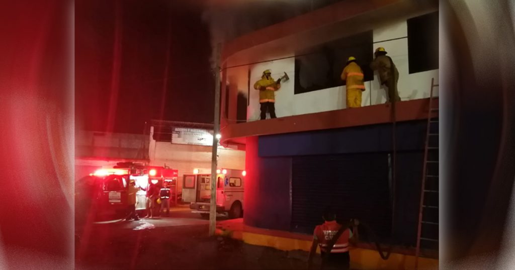 Incendio arrasó con el interior de una vivienda en la colonia Unidad y Trabajo