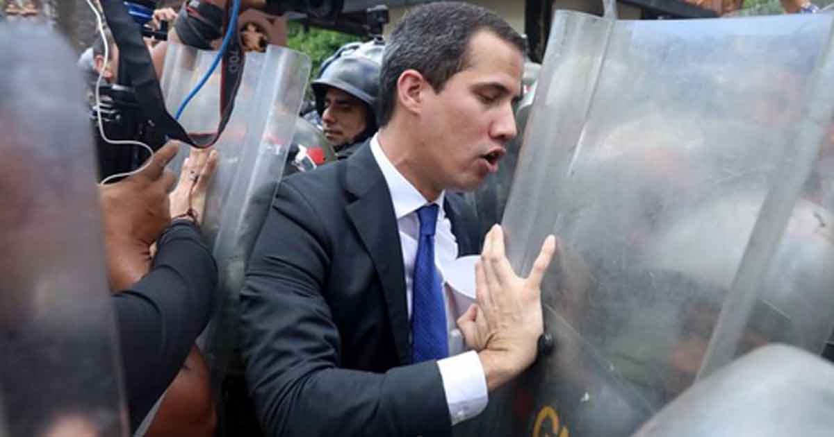 Guaidó jura su nuevo mandato entre golpes, gas lacrimógeno y cortes de luz