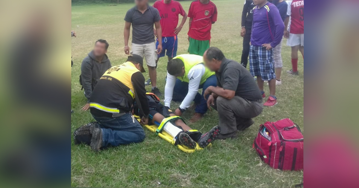 Joven futbolista se fractura un pie
