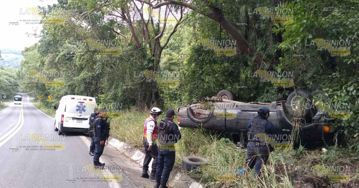 Vuelca camioneta en la carretera Papantla- Poza Rica