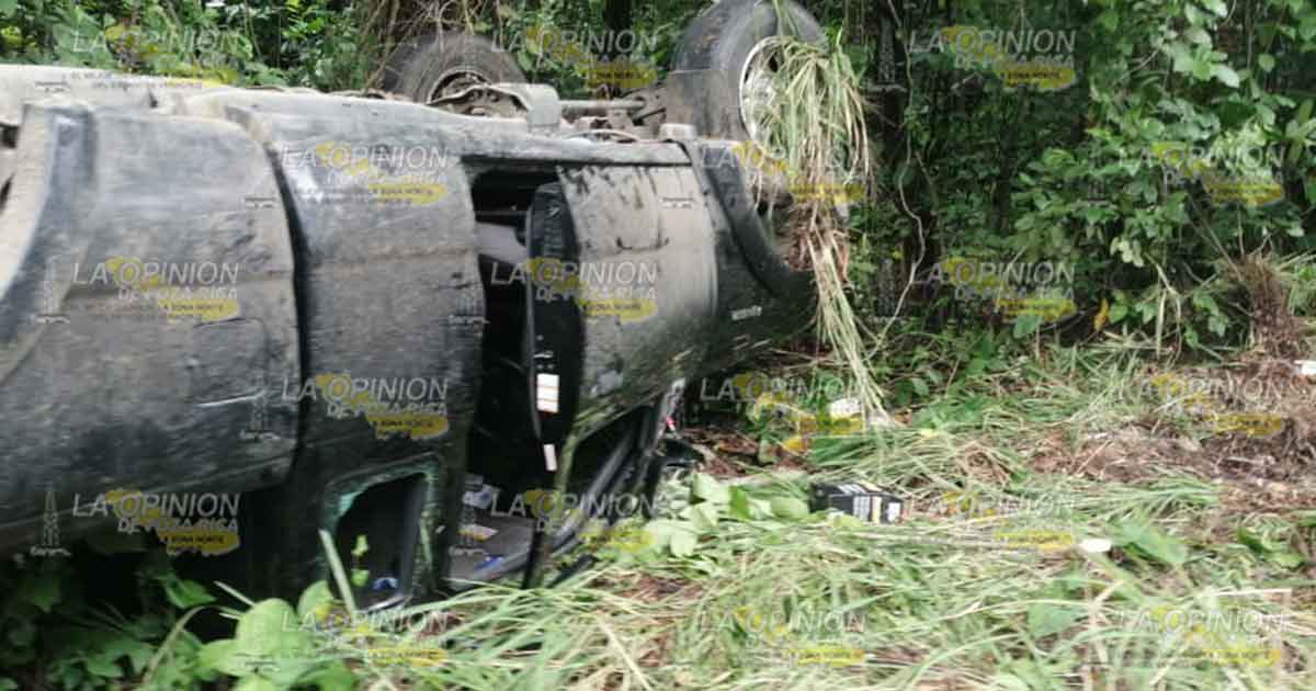 Vuelca camioneta en la carretera Papantla- Poza Rica