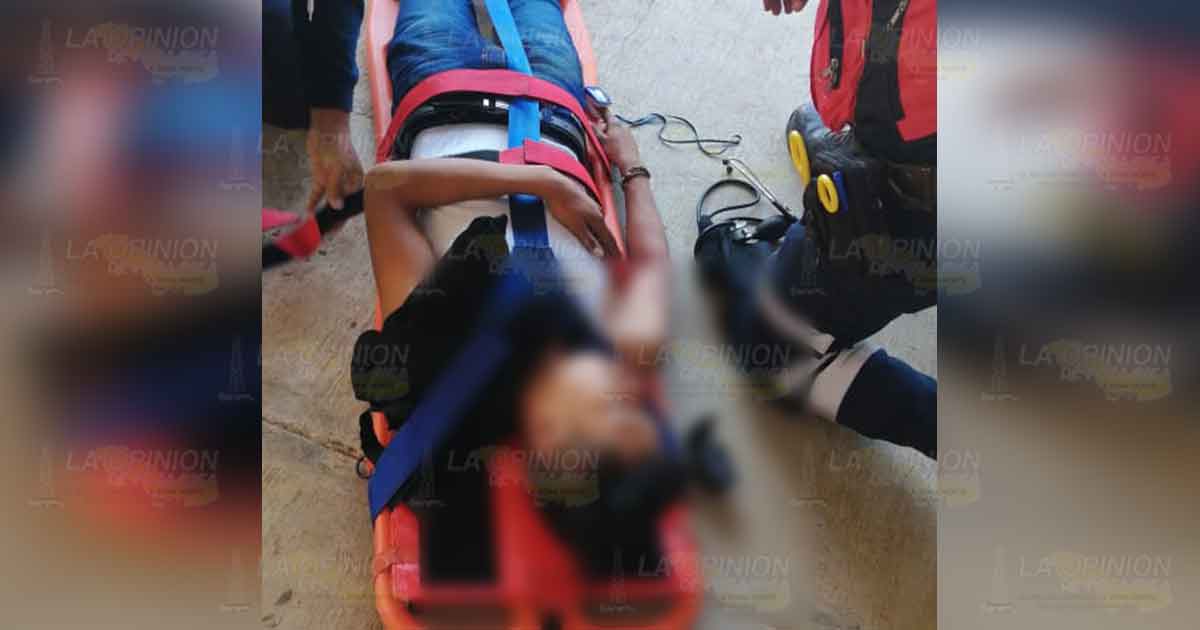 Joven convulsiona al caer de una barda en Papantla
