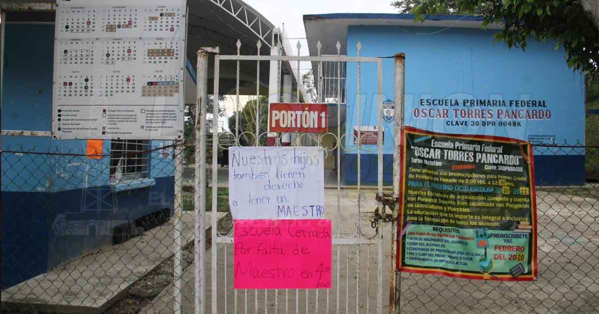 Padres de familia se manifiestan en la SEV