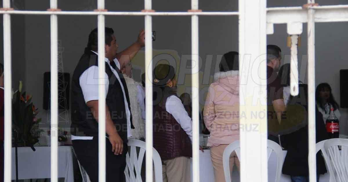 Padres de familia se manifiestan en la SEV