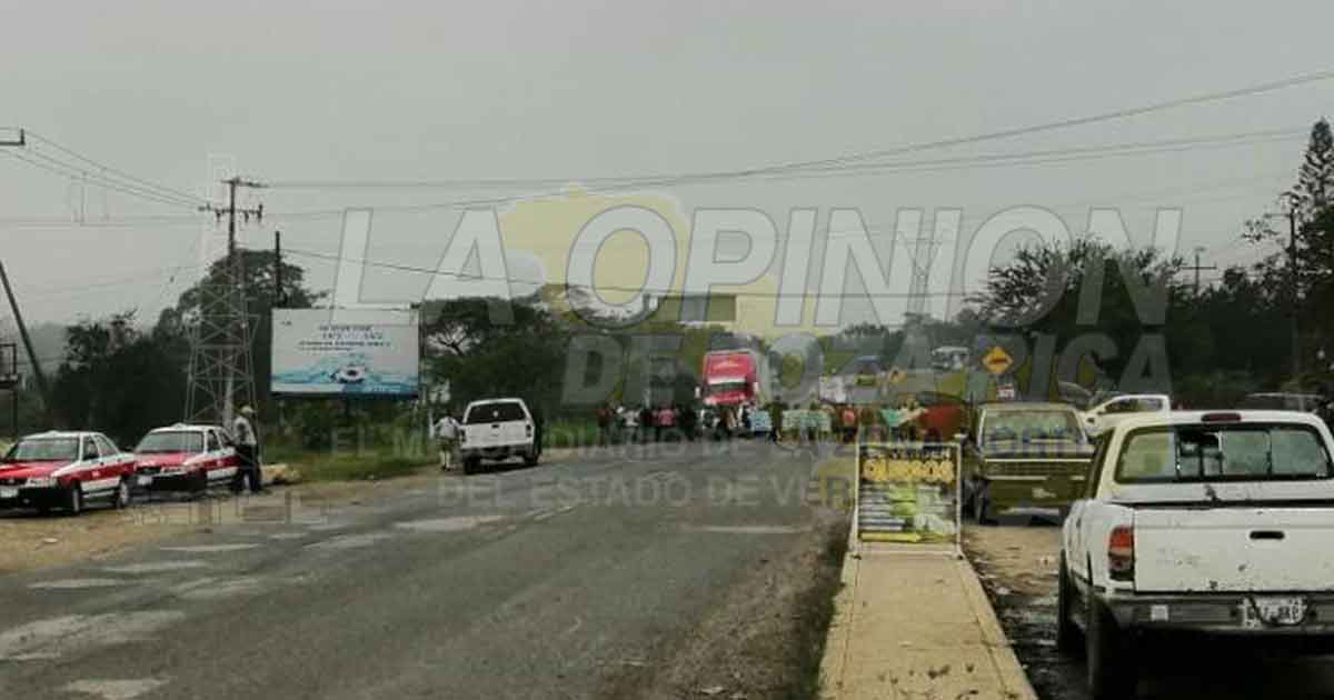 Padres de familia bloquean la carretera federal Tuxpan-Tampico