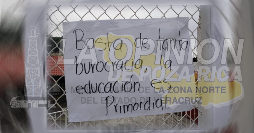 Padres de familia toman la escuela Benito Juárez en Papantla