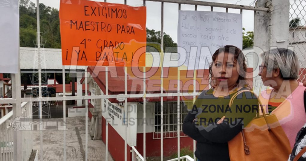 Padres de familia toman la escuela Benito Juárez en Papantla
