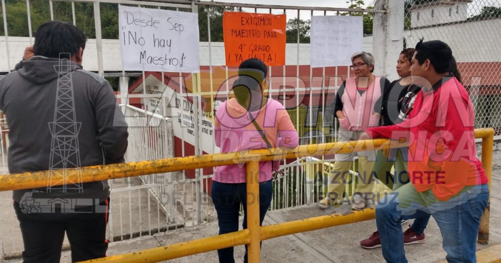 Padres de familia toman la escuela Benito Juárez en Papantla