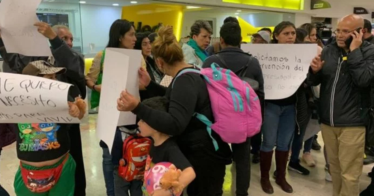 Padres de niños con cáncer bloquean Aeropuerto Internacional de la CDMX