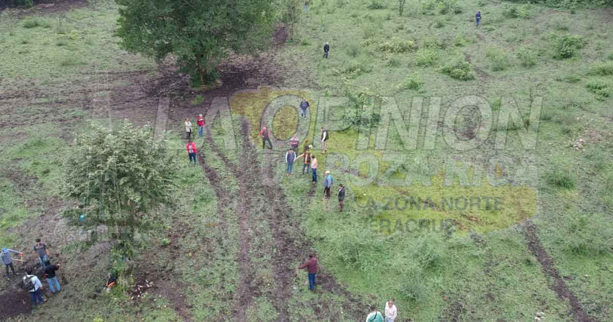 Supervisan el terreno del nuevo cementerio de Papantla