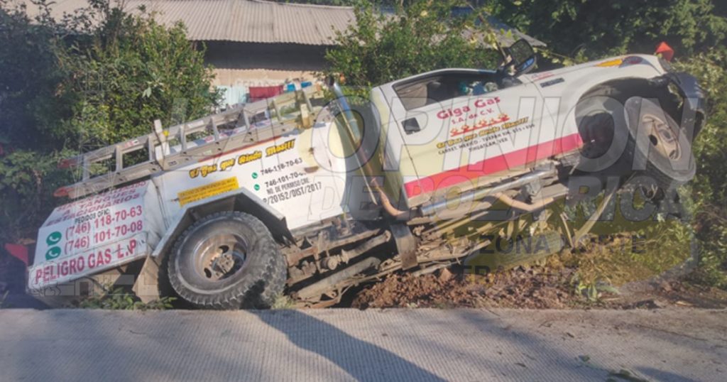 Pipa de gas a punto de explotar en Zozocolco