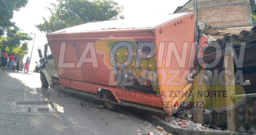 Se desploma camión de Bonafont y se mete a una vivienda en Papantla