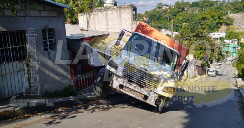 Se desploma camión de Bonafont y se mete a una vivienda en Papantla