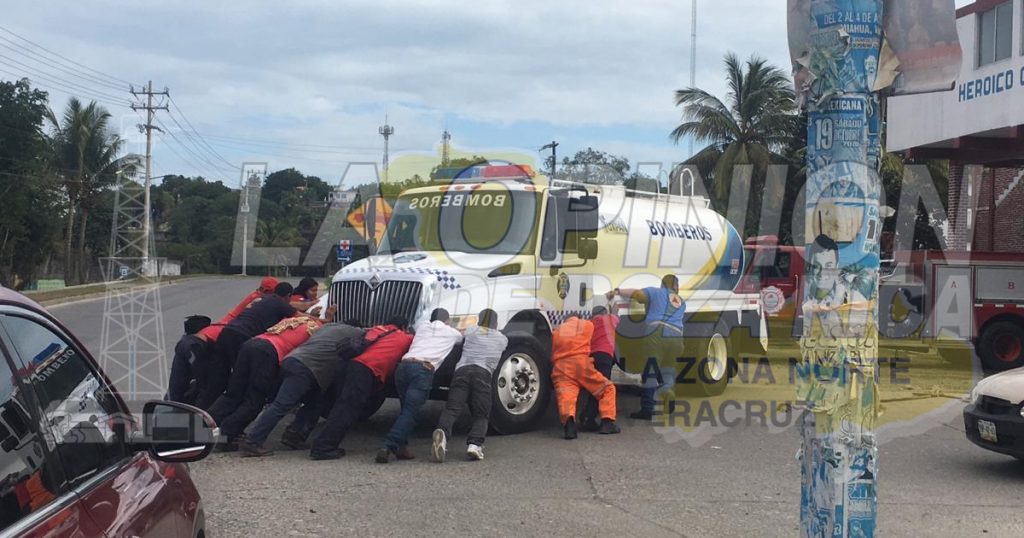 Se unen para empujar pipa del cuerpo de bomberos y evitar una catástofre