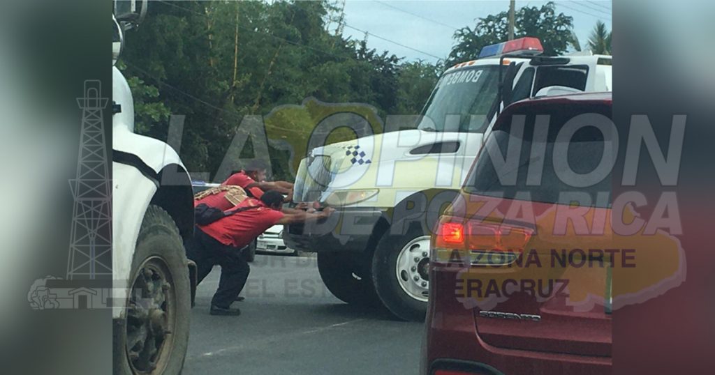 Se unen para empujar pipa del cuerpo de bomberos y evitar una catástofre