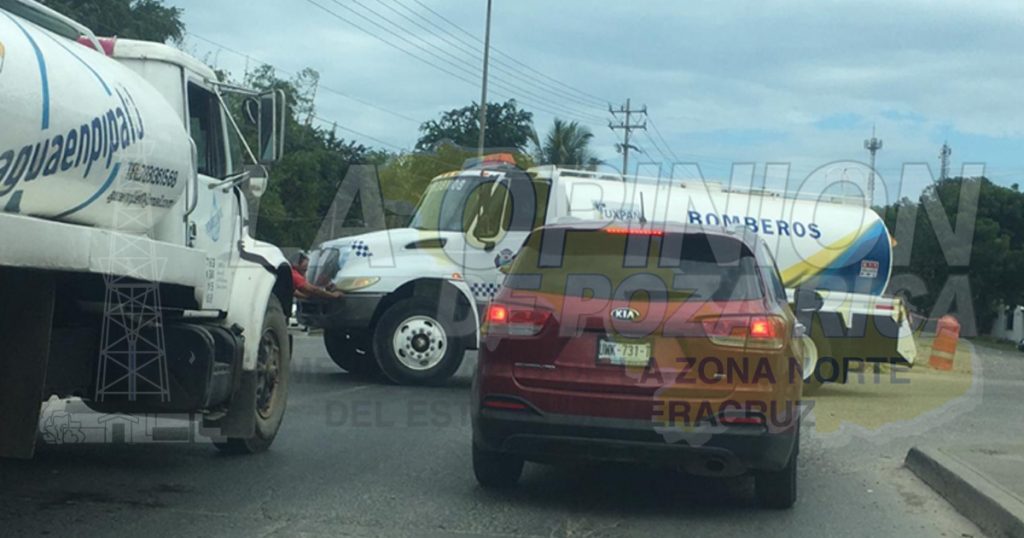 Se unen para empujar pipa del cuerpo de bomberos y evitar una catástofre