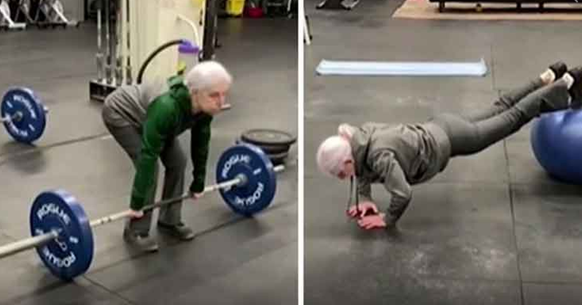 Señora de 73 años levanta pesas con una mano