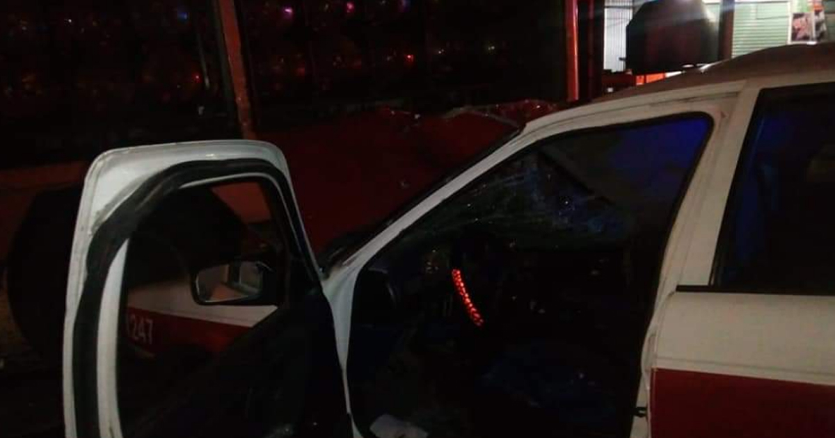 Taxi se incrusta bajo camión