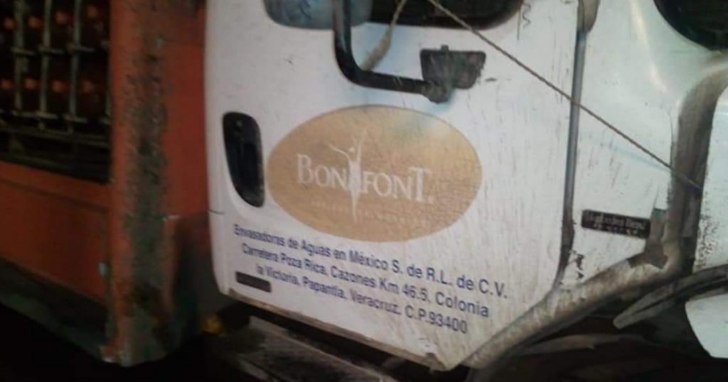 Taxi se incrusta bajo camión