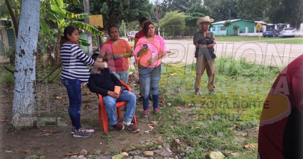 Taxista intenta dar vuelta en “u”, se motociclista y casi se mata