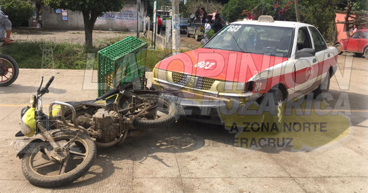 Taxista intenta dar vuelta en “u”, se motociclista y casi se mata