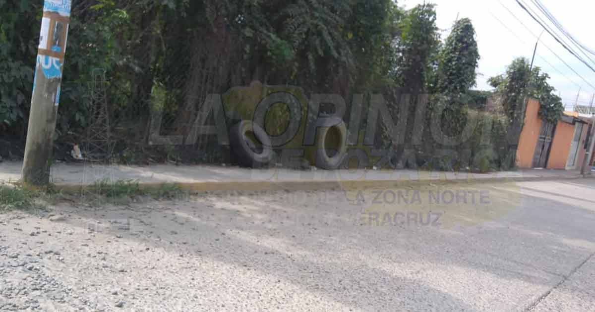 Tiran en las calles decenas de llantas