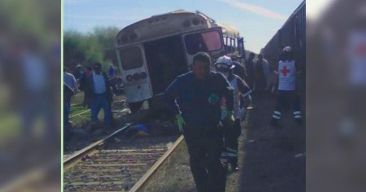 Tren embiste a camión de jornaleros en Sonora; al menos 5 muertos