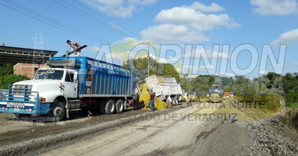 Tráiler a punto de volcar en la carretera Espinal-Coyutla