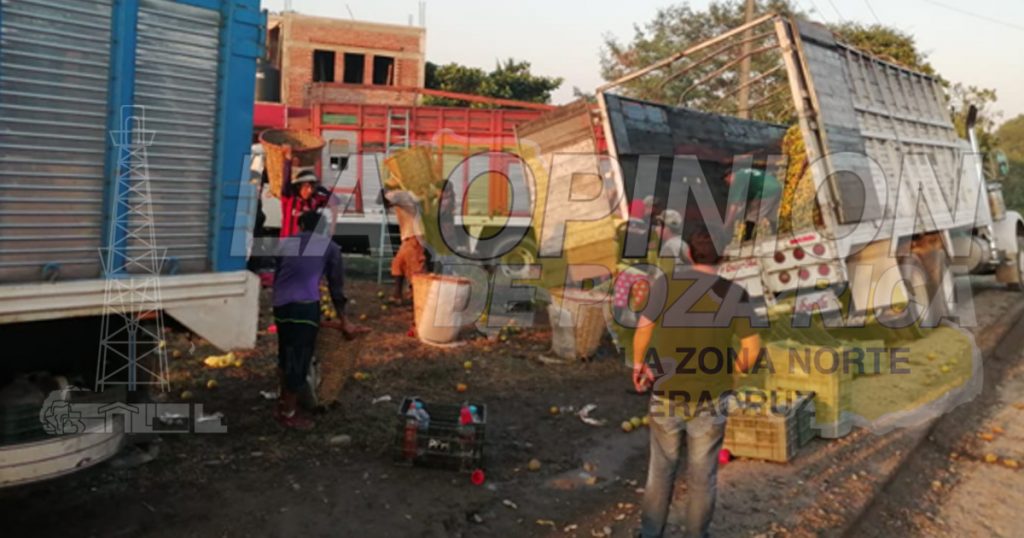Tráiler a punto de volcar en la carretera Espinal-Coyutla