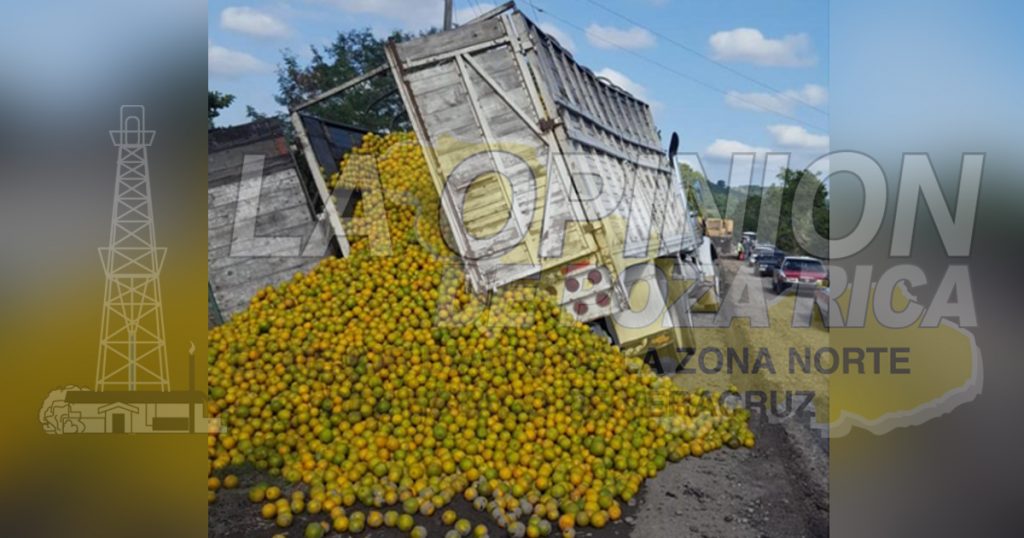 Tráiler a punto de volcar en la carretera Espinal-Coyutla