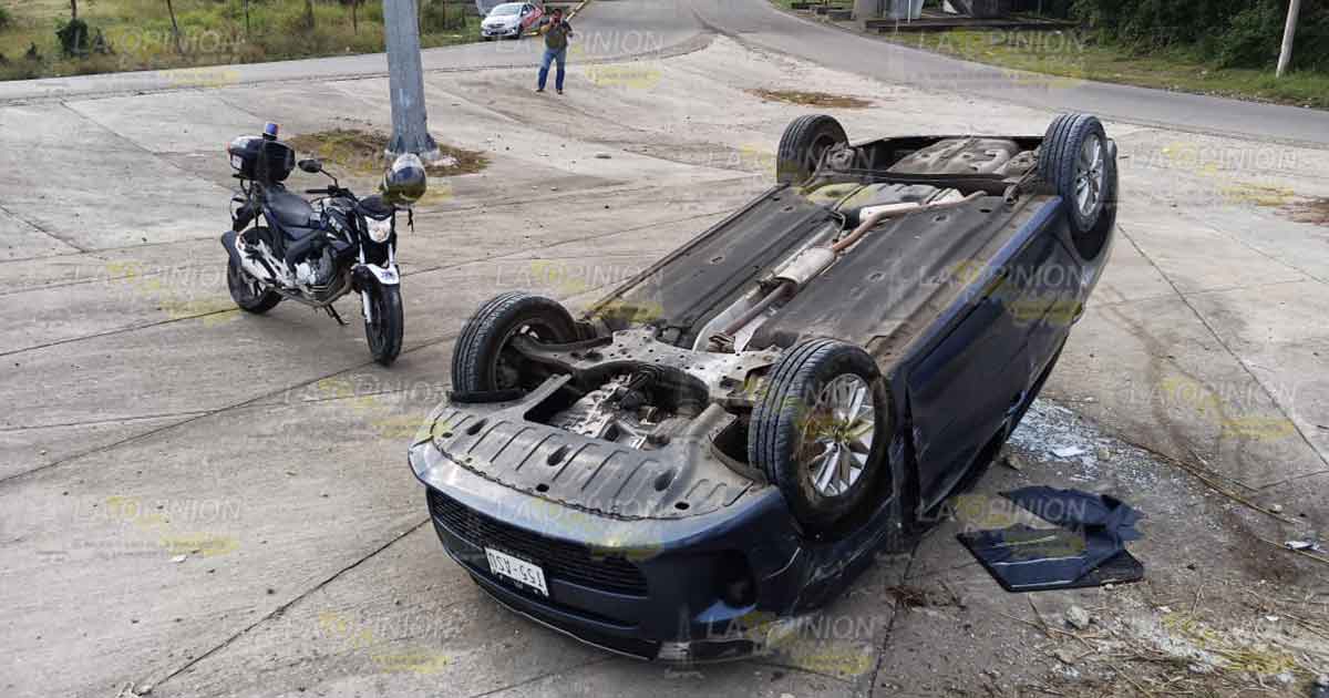 Dos lesionados en aparatosa volcadura en la carretera Papantla - Poza Rica