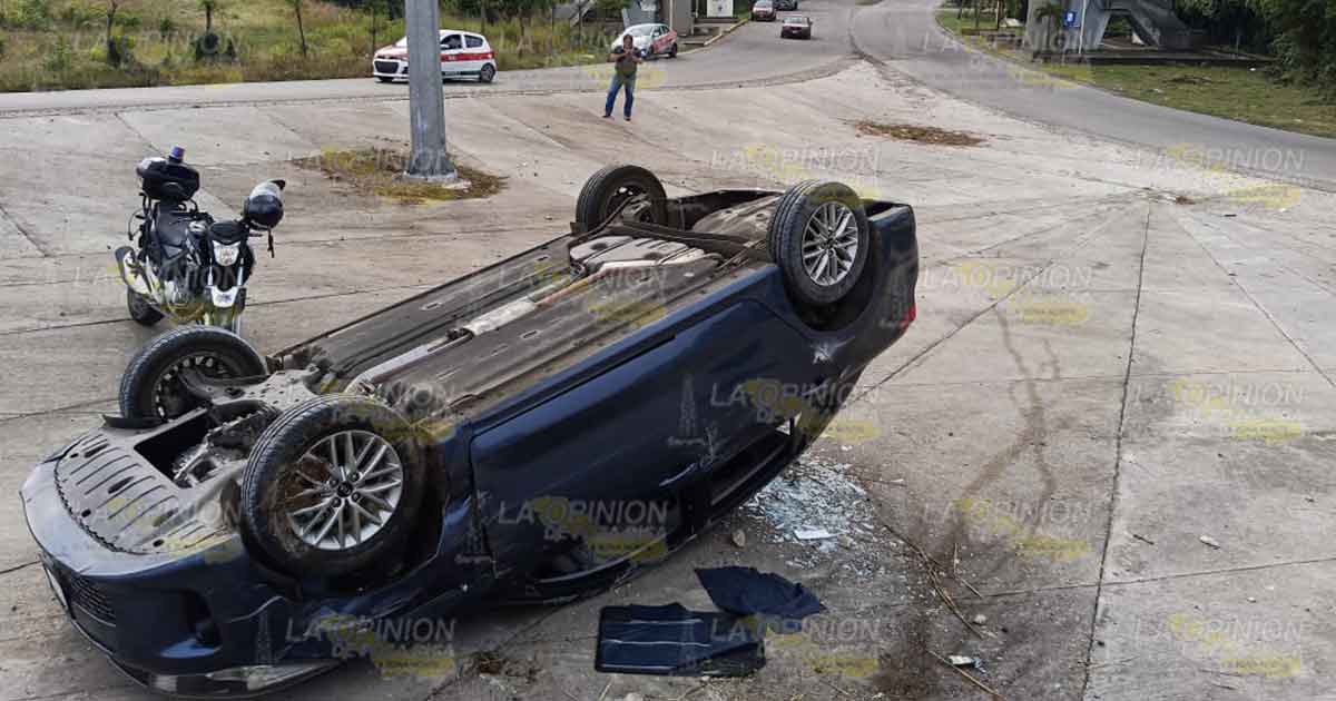 Dos lesionados en aparatosa volcadura en la carretera Papantla - Poza Rica