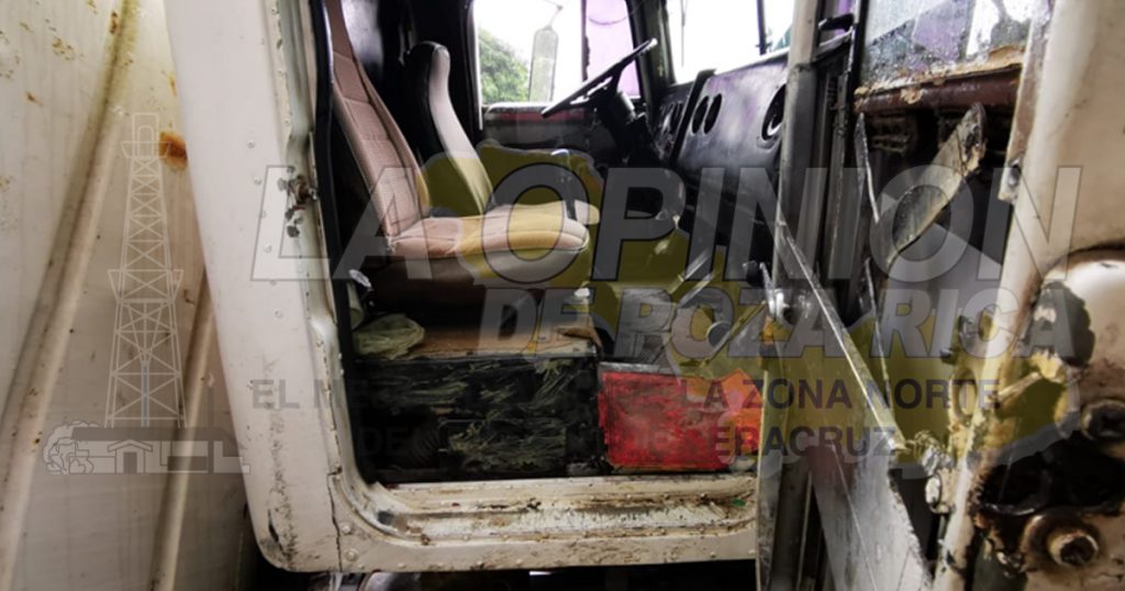 Vuelca camión materialista en Tres Cruces