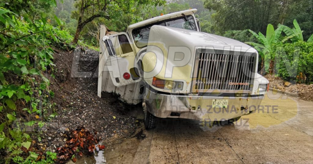 Vuelca camión materialista en Tres Cruces