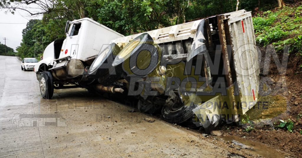 Vuelca camión materialista en Tres Cruces