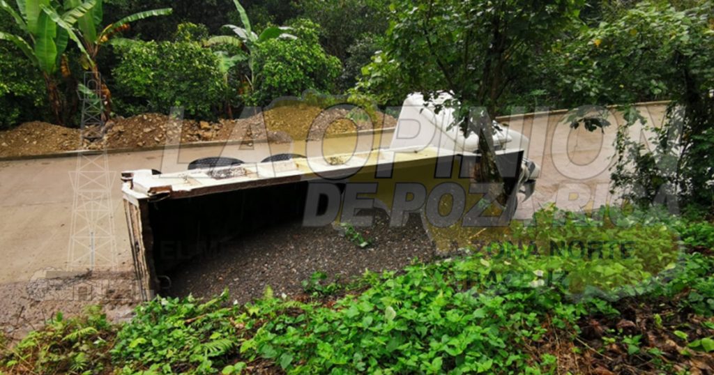 Vuelca camión materialista en Tres Cruces