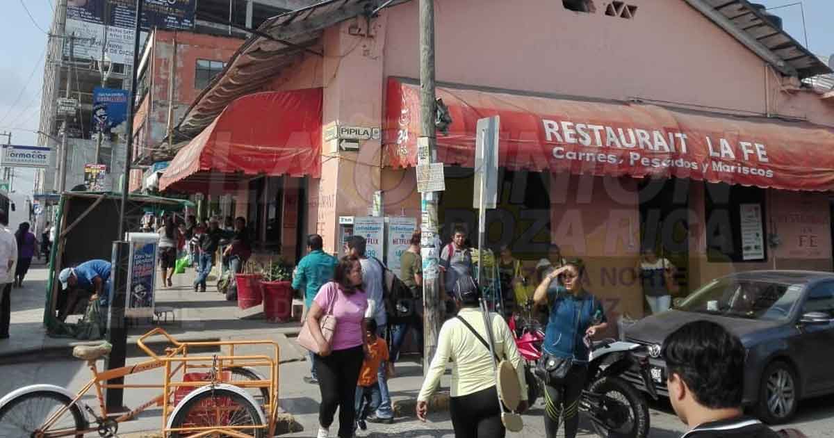 Les leen la cartilla a restauranteros del puerto