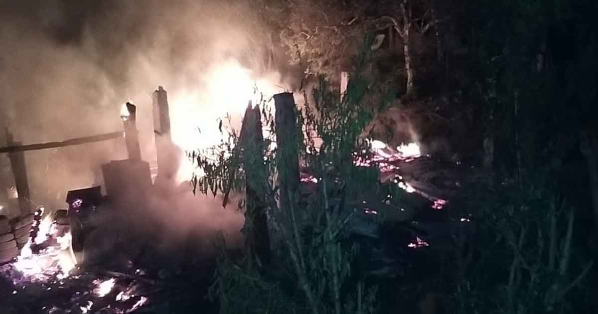 Voraz incendio acaba con una casa en la comunidad el Jobo Tlapacoyan