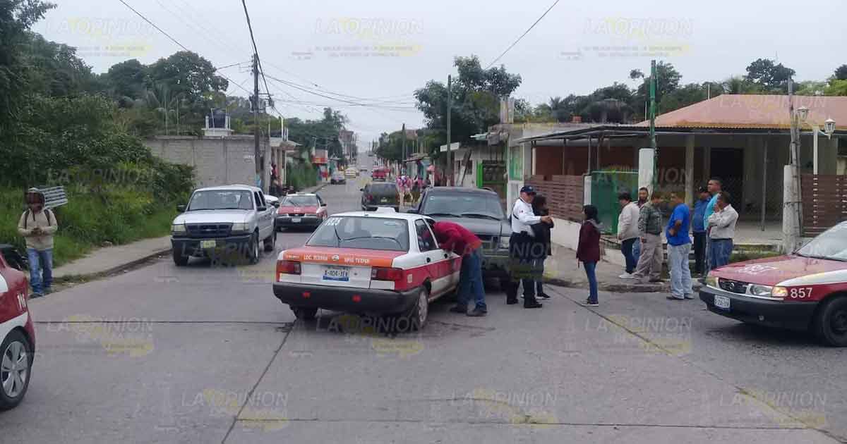 Aparatoso accidente por falla en frenos de camioneta