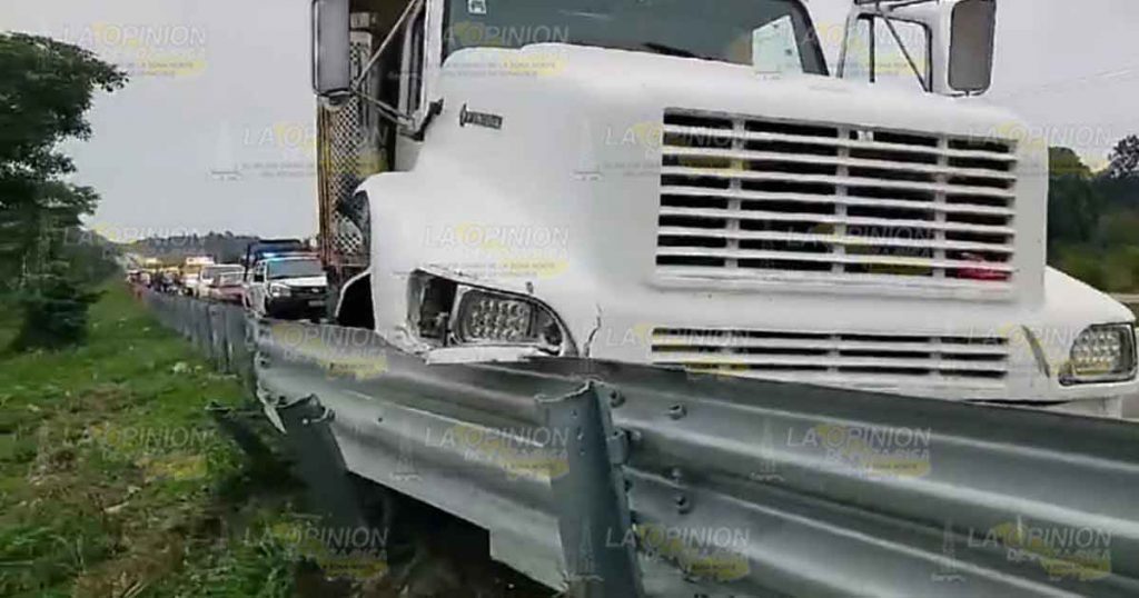 ¡Carambolazo! Torton casi aplasta por completo a un taxi