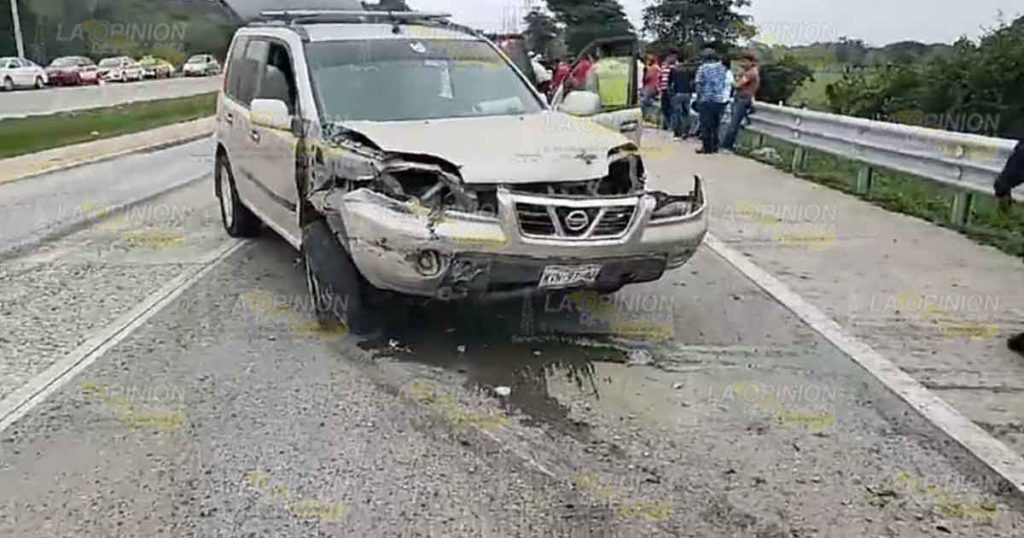 ¡Carambolazo! Torton casi aplasta por completo a un taxi
