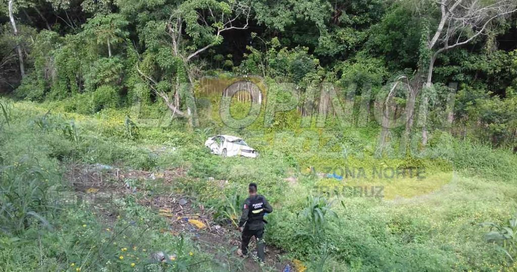 Automóvil se va al barranco en la curva de El Ojite