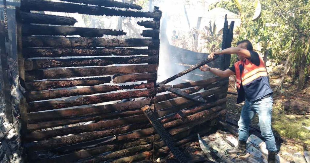 ¡Desaparece vivienda entre las llamas!