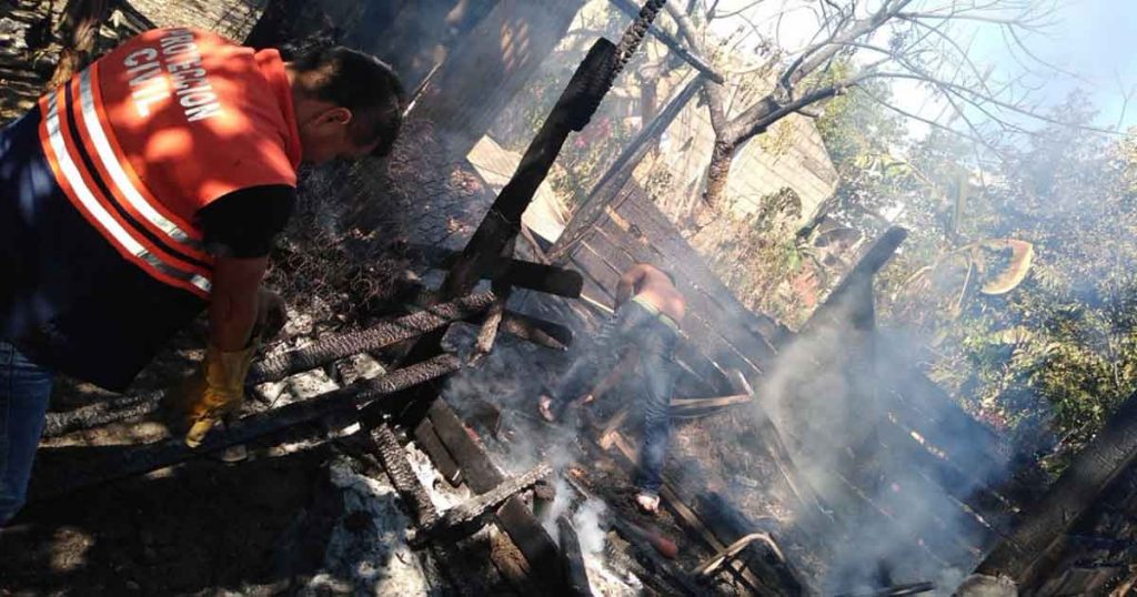 ¡Desaparece vivienda entre las llamas!